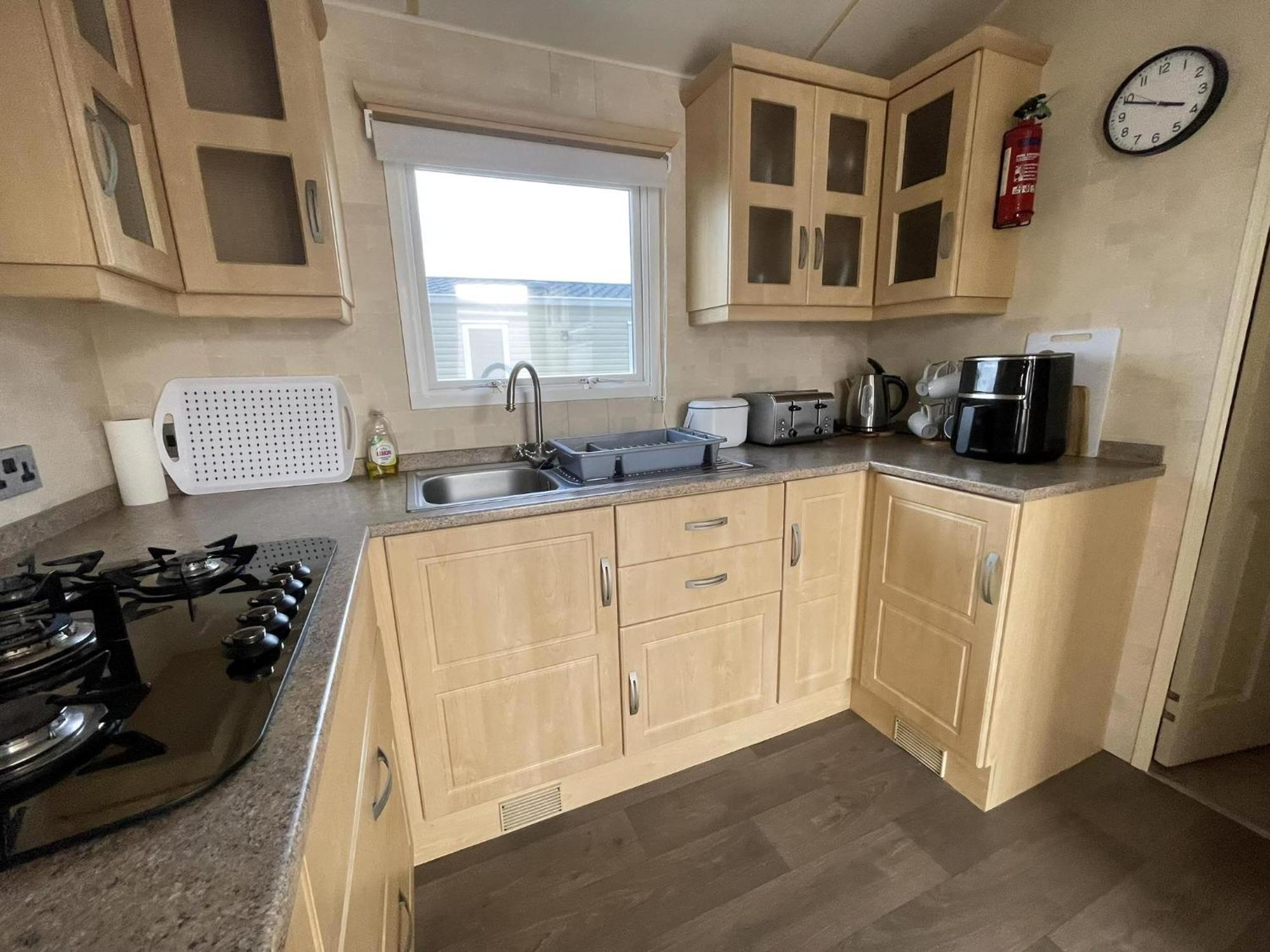 Campsite Superb 6 Berth Caravan At St Osyth In Essex Ref 28062fv *
