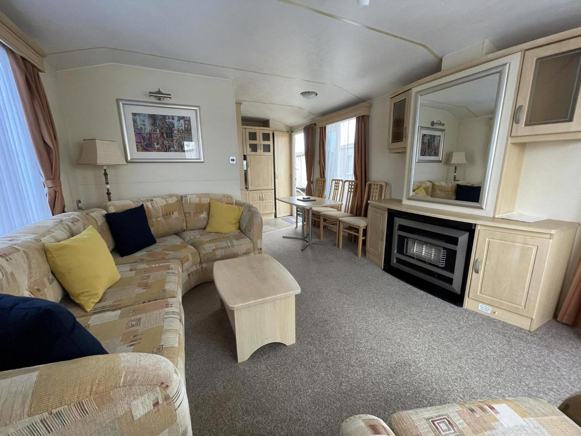 Superb 6 Berth Caravan At St Osyth In Essex Ref 28062fv * Clacton-on-Sea