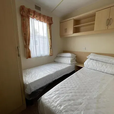 Superb 6 Berth Caravan At St Osyth Beach Holiday Park In Essex Ref 28062Fv Clacton-on-Sea Exterior photo