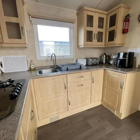Superb 6 Berth Caravan At St Osyth Beach Holiday Park In Essex Ref 28062Fv Clacton-on-Sea Exterior photo