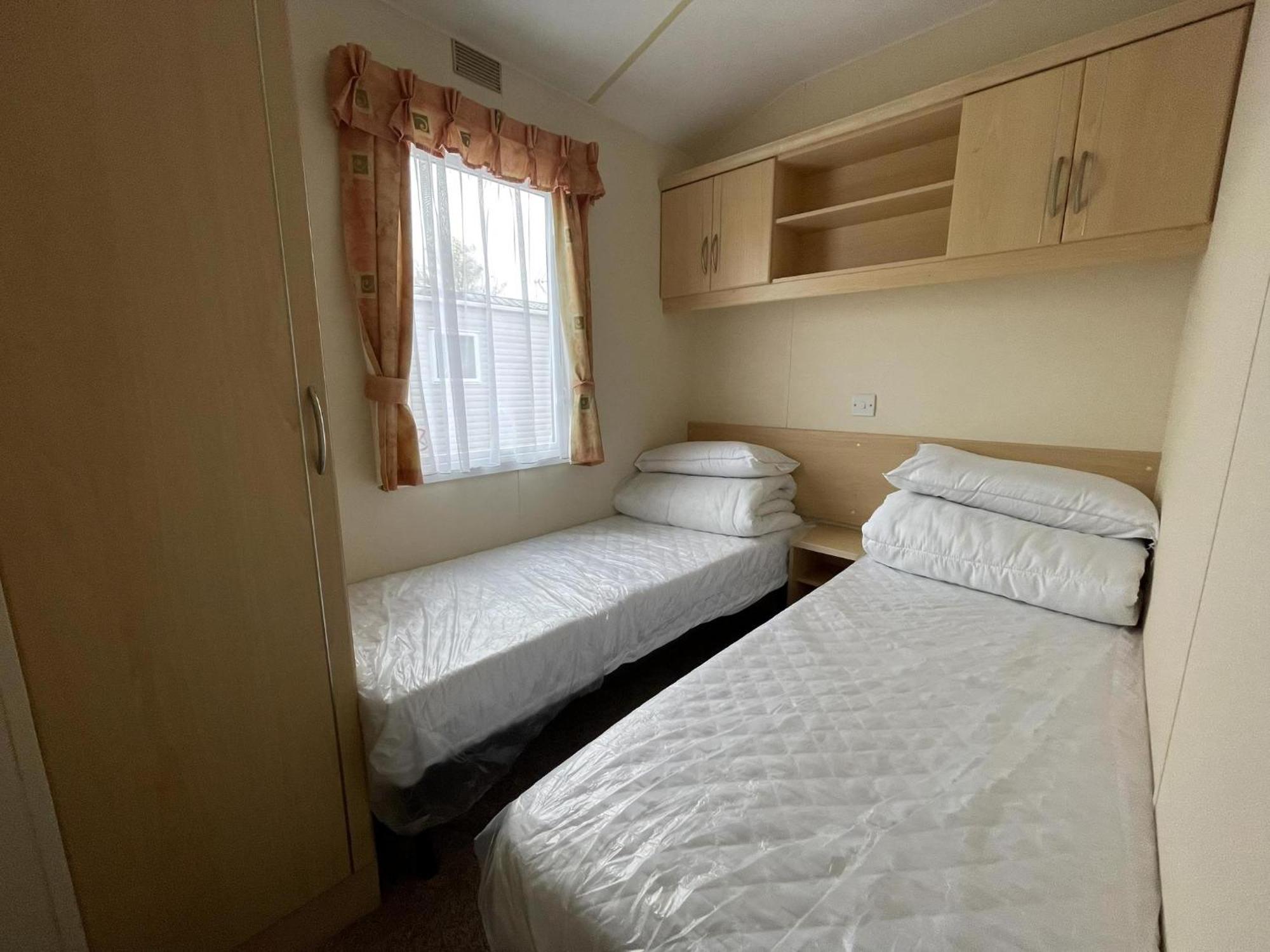 Campsite Superb 6 Berth Caravan At St Osyth In Essex Ref 28062fv Clacton-on-Sea